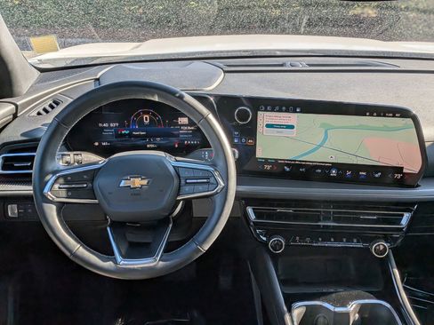 Used 2025 Chevrolet Traverse LT image 18