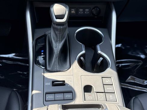 Used 2023 Toyota Highlander XLE image 7