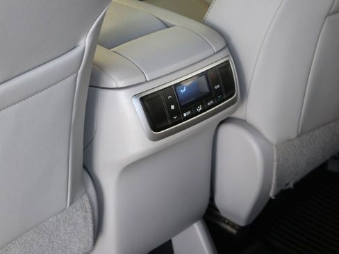 Used 2019 Toyota Highlander XLE image 24
