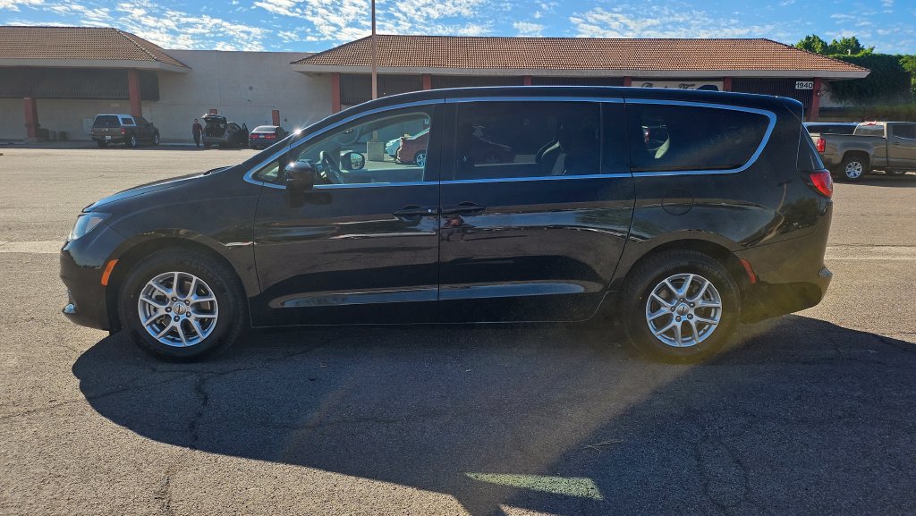 Used 2023 Chrysler Voyager LX FWD image 7