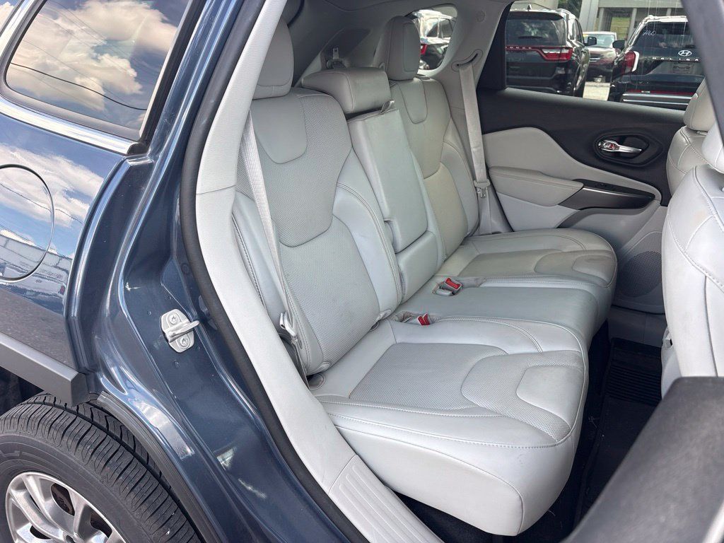 Used 2021 Jeep Cherokee Latitude Lux w/ Sun & Sound Group AWD/4WD image 18