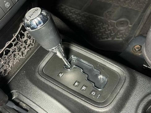 Used 2013 Jeep Wrangler Unlimited Rubicon w/ Connectivity Group AWD/4WD image 33