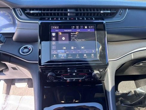 Used 2025 Jeep Grand Cherokee Altitude image 22