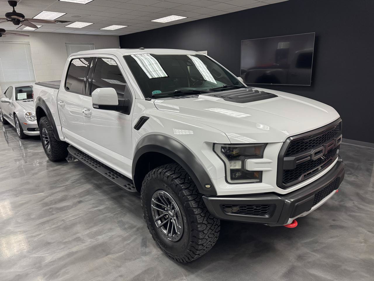 Used 2017 Ford F150 Raptor w/ Equipment Group 802A Luxury AWD/4WD image 6