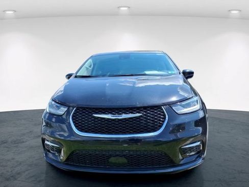Used 2024 Chrysler Pacifica Touring-L w/ Uconnect Theater Family Group AWD/4WD image 4