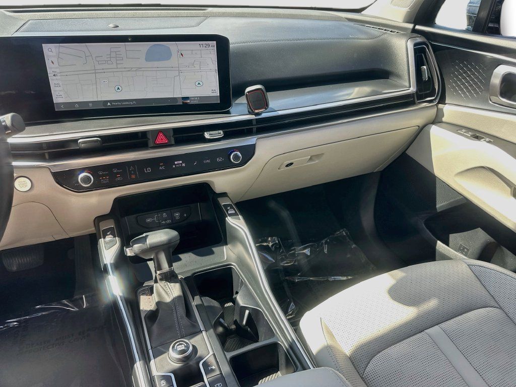 Certified 2025 Kia Sorento EX w/ Panoramic Sunroof Package FWD image 24
