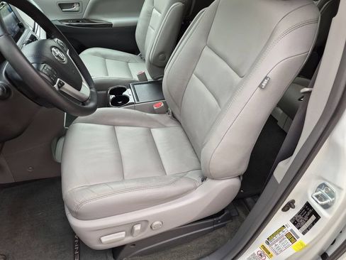 Used 2017 Toyota Sienna XLE w/ XLE Navigation Package FWD image 25