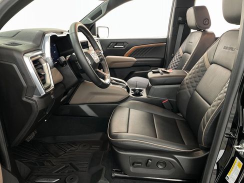 Used 2025 GMC Canyon Denali image 8