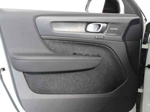 Used 2023 Volvo XC40 Recharge Ultimate AWD/4WD image 6