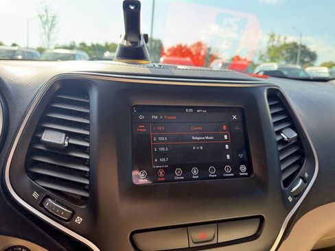 Used 2019 Jeep Cherokee Latitude w/ Popular Appearance Group FWD image 16