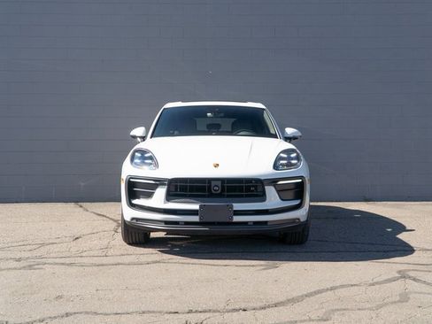 Certified 2025 Porsche Macan image 10