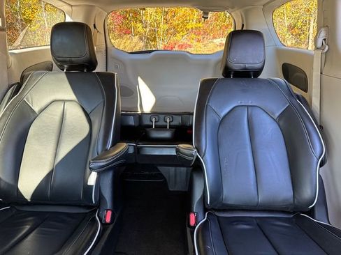 Used 2023 Chrysler Pacifica Limited image 42