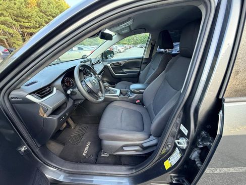 Used 2020 Toyota RAV4 LE FWD image 9