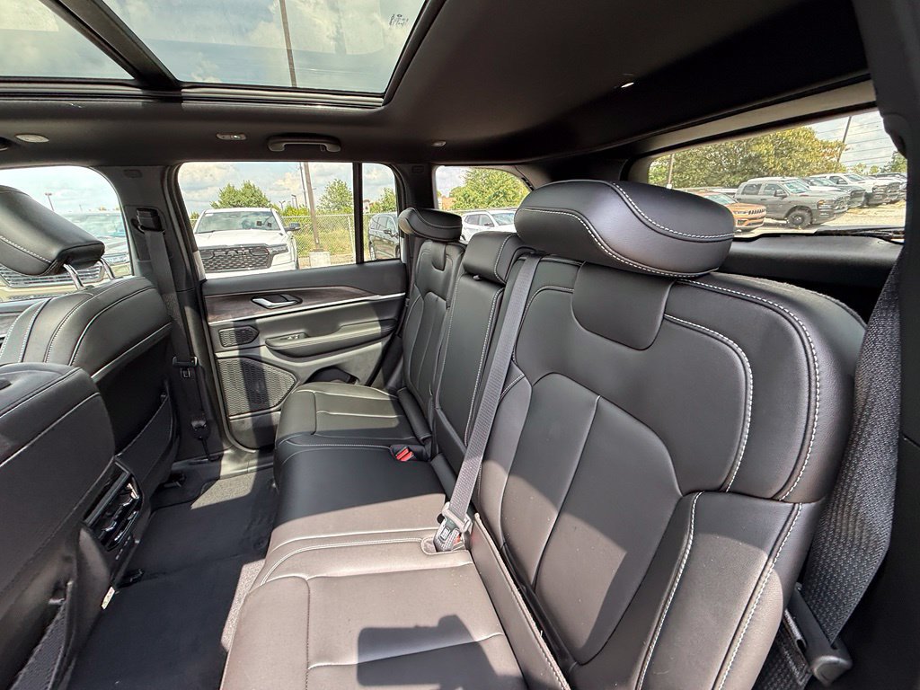 New 2027 Jeep Grand Cherokee Limited AWD/4WD image 24