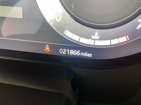 Used 2023 Land Rover Range Rover Long Wheelbase SE image 16