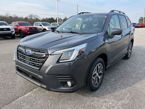 Used 2023 Subaru Forester Premium image 1