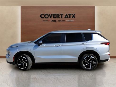 Used 2024 Mitsubishi Outlander SE image 2