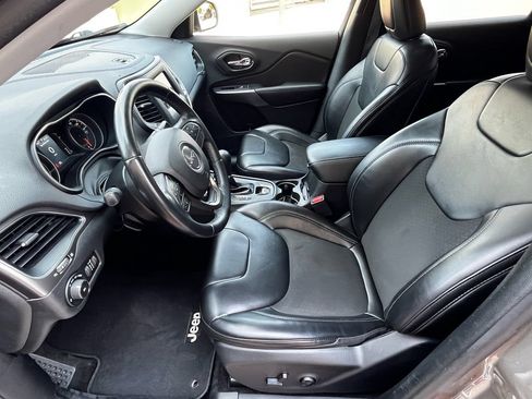 Used 2019 Jeep Cherokee Latitude Plus AWD/4WD image 10