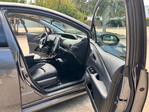 Used 2018 Toyota Prius Prime Premium image 13