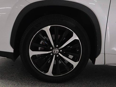 Used 2022 Toyota Highlander XSE FWD image 5