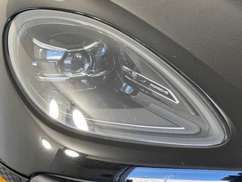 Used 2024 Porsche Macan AWD/4WD image 12