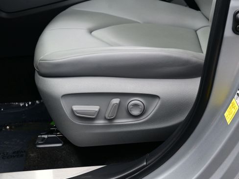 Used 2025 Toyota Highlander XLE image 11