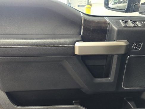 Used 2022 Ford F250 Lariat w/ Black Appearance Package image 7