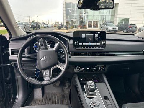 Used 2024 Mitsubishi Outlander AWD image 17