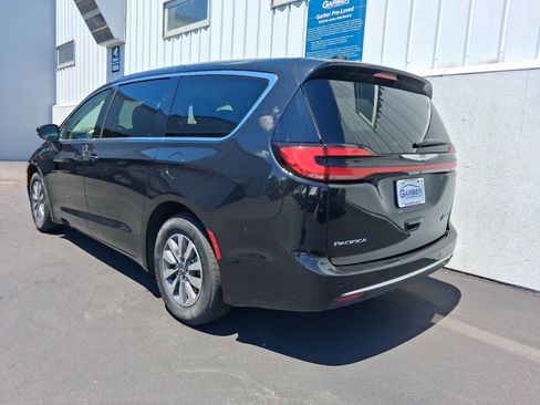 Used 2023 Chrysler Pacifica Touring-L FWD image 3