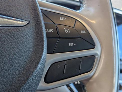 Used 2019 Chrysler Pacifica Limited image 12