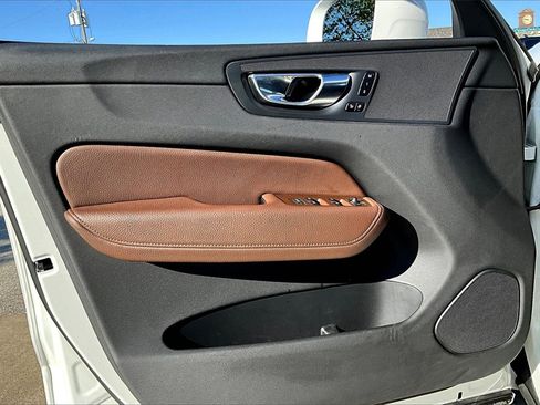 Used 2022 Volvo XC60 B5 Momentum w/ Advanced Package image 16