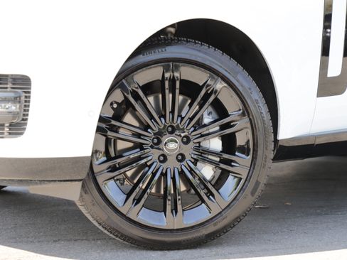 Certified 2025 Land Rover Range Rover SE AWD/4WD image 2