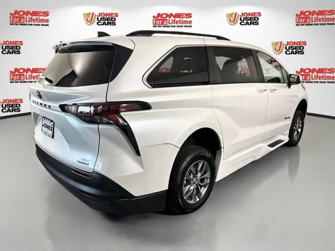 Used 2023 Toyota Sienna XLE w/ XLE Plus Package FWD image 16