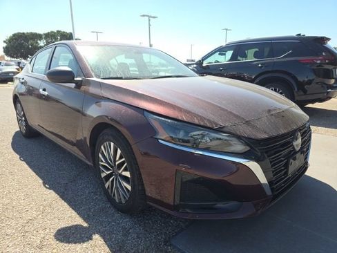 Used 2024 Nissan Altima 2.5 SV FWD image 1