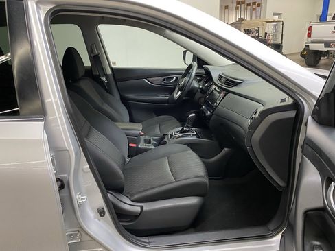Used 2018 Nissan Rogue SV image 15