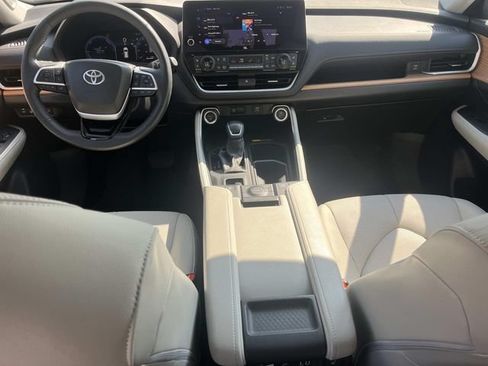 Used 2025 Toyota Grand Highlander AWD Hybrid image 12
