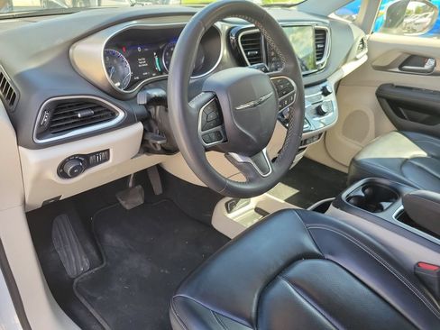 Used 2023 Chrysler Pacifica Touring-L FWD image 28