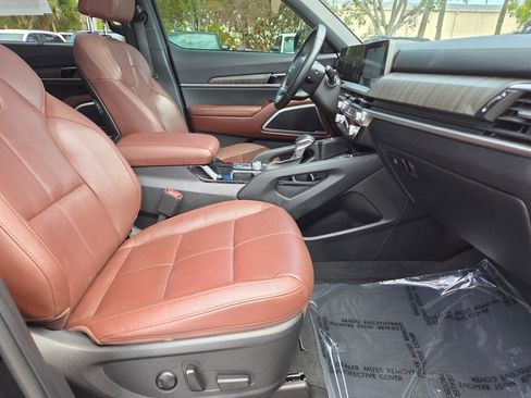 Used 2024 Kia Telluride EX w/ EX Captain's Chair Package image 10