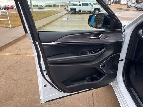 Used 2021 Jeep Grand Cherokee L Overland image 11