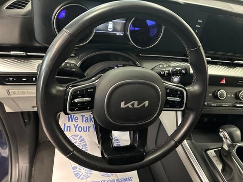 Used 2023 Kia Carnival LX FWD image 14