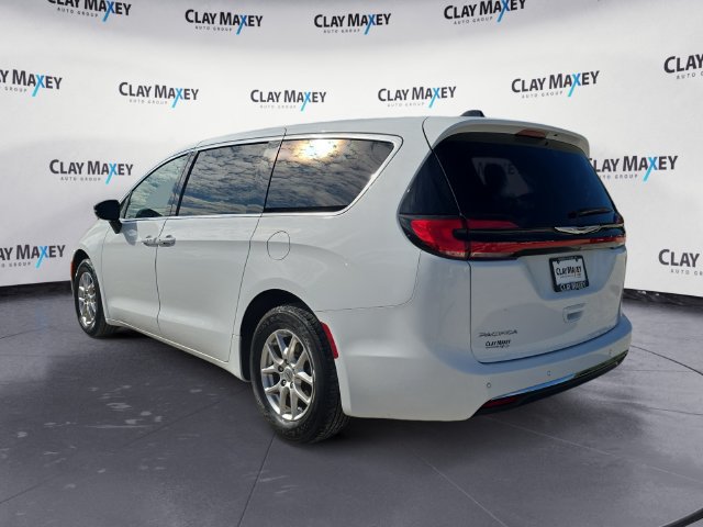 Used 2025 Chrysler Pacifica Select FWD image 3