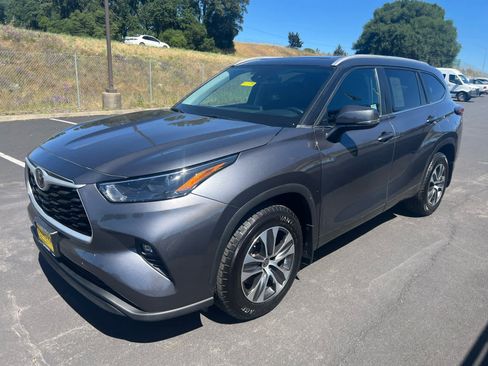 Used 2023 Toyota Highlander XLE AWD/4WD image 5