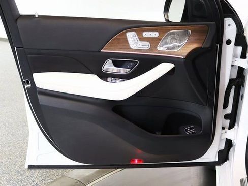 Used 2025 Mercedes-Benz GLE 450e 4MATIC w/ AMG Line Interior image 18