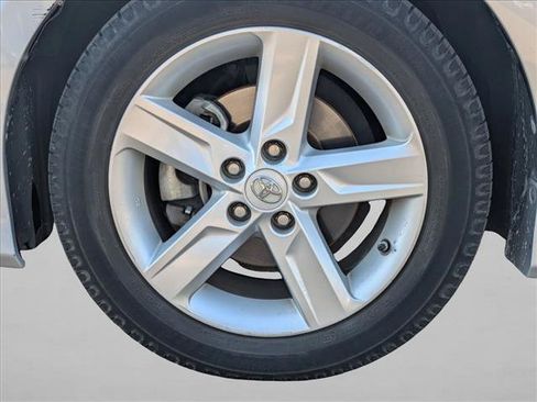 Used 2014 Toyota Camry SE FWD image 9