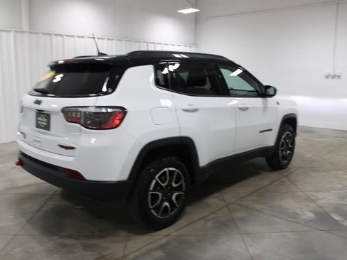 Used 2025 Jeep Compass Trailhawk AWD/4WD image 9
