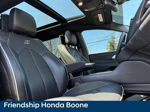 Used 2023 Chrysler Pacifica Limited w/ Uconnect Theater Family Group image 63