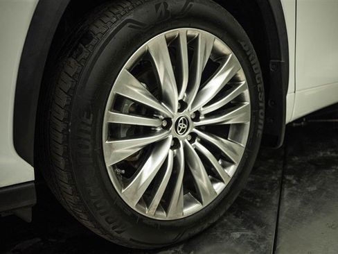 Used 2023 Toyota Highlander Platinum AWD/4WD image 3