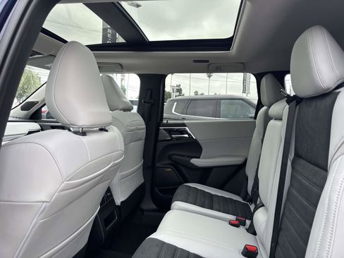 New 2025 Mitsubishi Outlander SE image 14