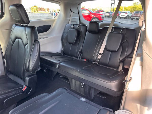 Used 2024 Chrysler Pacifica Touring-L FWD image 12