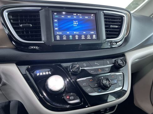 Used 2019 Chrysler Pacifica Touring Plus image 18